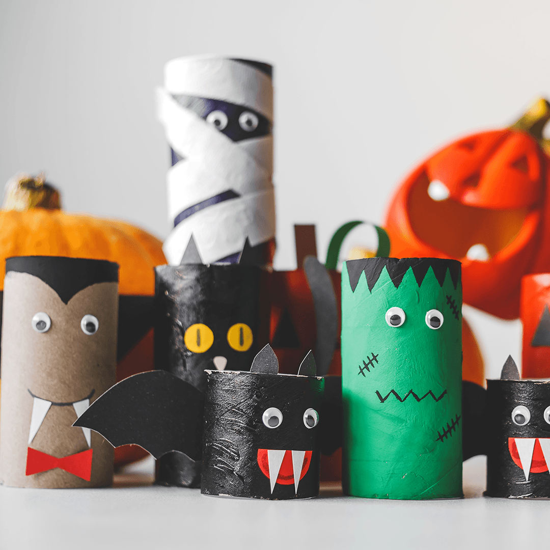 Pysslade monster av toarullar för halloweenlek